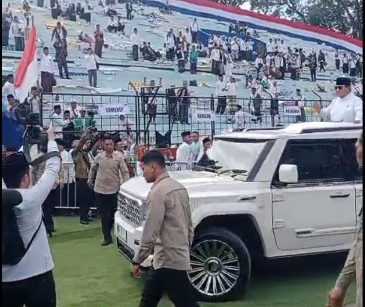 Presiden RI Prabowo Subianto menyapa jamaah Harlah 1 Abad NU di Stadion Gajayana, Minggu (8/2). (Andika Satria/Radar Malang)