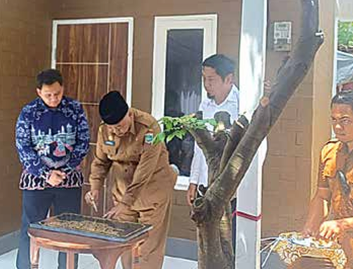 UPAYAKAN BANTUAN CSR: Bupati Malang H M. Sanusi meresmikan proses bedah rumah di Desa Bunutwetan, Pakis, akhir Januari lalu. DPKCPK KABUPATEN MALANG FOR RADAR KANJURUHAN.