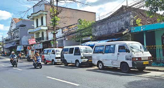 JUMLAHNYA MENYUSUT: Tiga unit Mobil Penumpang Umum (MPU) ngetem di perempatan Kepanjen, beberapa waktu lalu. BIYAN MUDZAKY HANINDITO / RADAR KANJURUHAN.