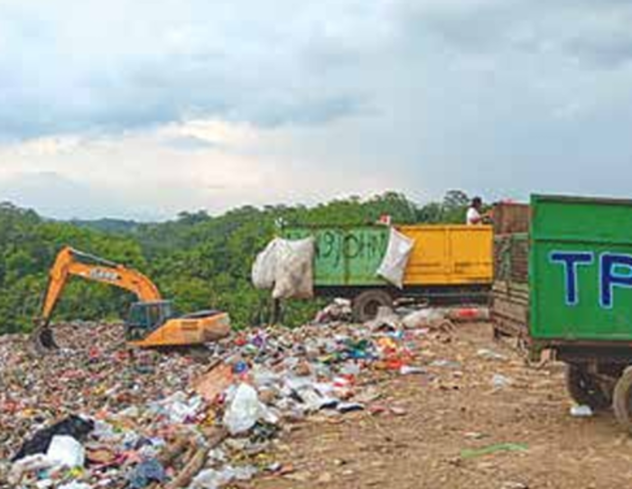 TANGKAL BENCANA: Pengolahan sampah di TPA Talangagung, Kepanjen bakal diadopsi di Kecamatan Pujon. Pemkab berencana mendirikan TPST di sana.  Indah Mei Yunita / Radar Kanjuruhan.