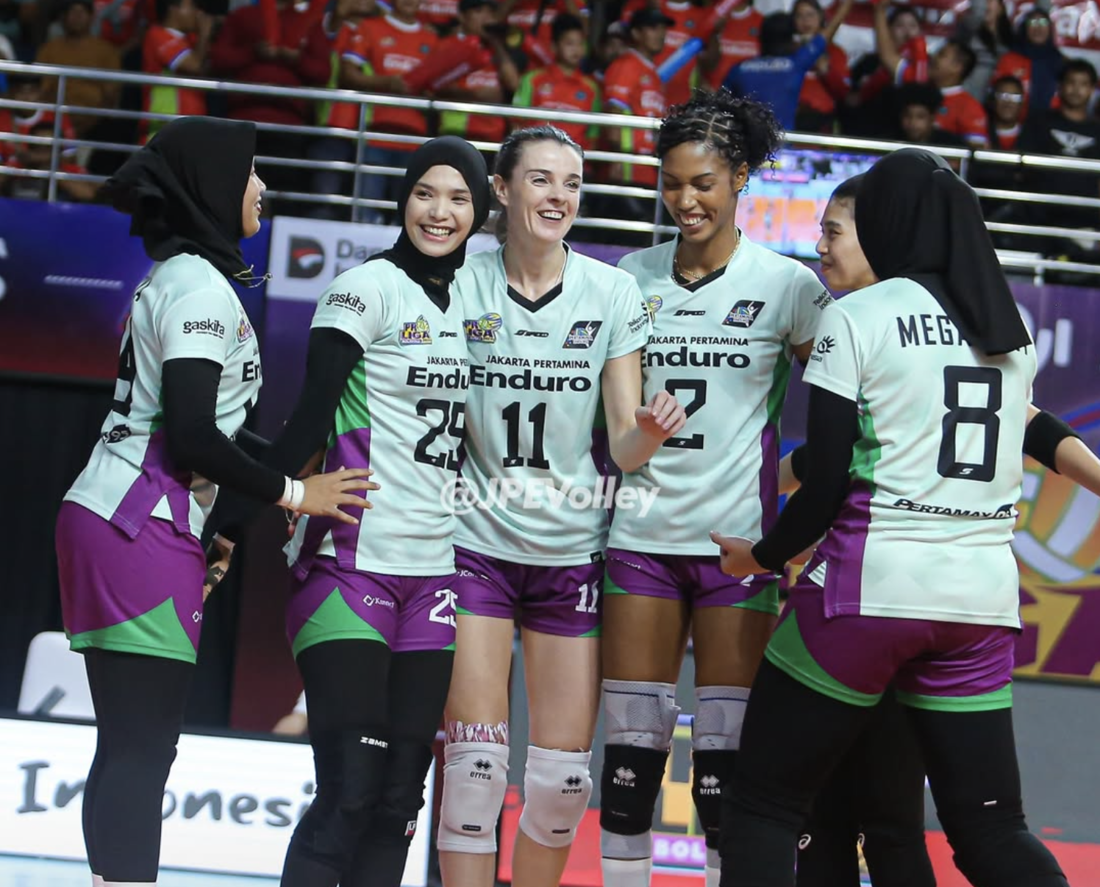 TUAN RUMAH: Ekspresi kegembiraan para penggawa Jakarta Pertamina Enduro setelah memenangi poin kritis di putaran kedua Proliga 2026. (Instagram @jpevolley)