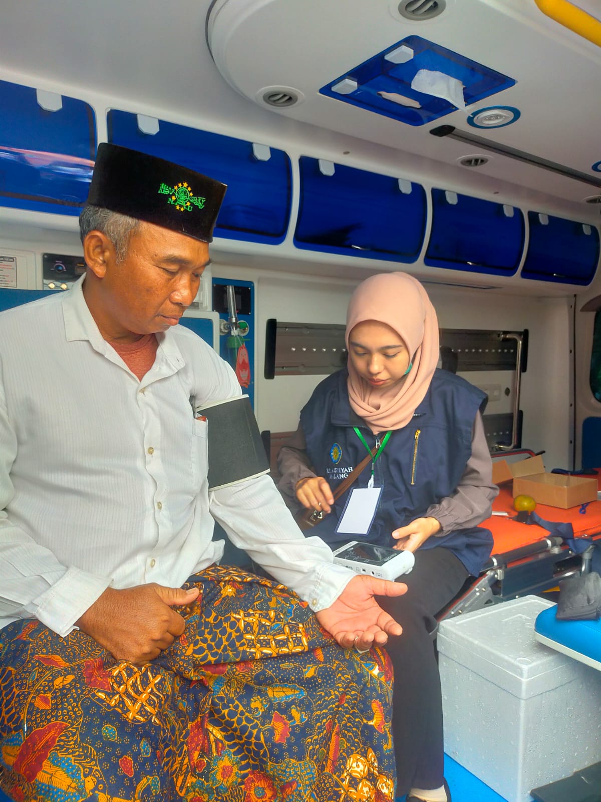 Nakes RSI Aisyiyah Malang memeriksa jamaah Harlah 1 Abad NU.
