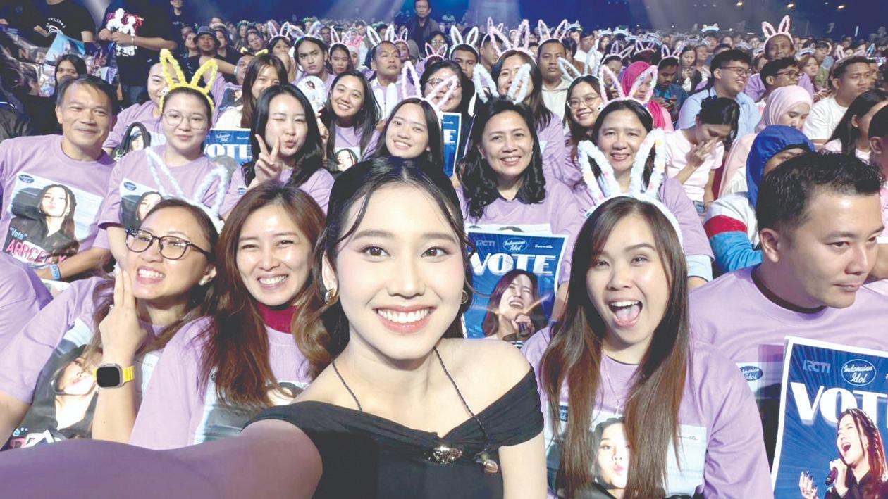 HASIL DISIPLIN: Arrcely Evina Purnomo (tengah) bersama keluarga besar ketika hendak tampil di Indonesian Idol season 14.