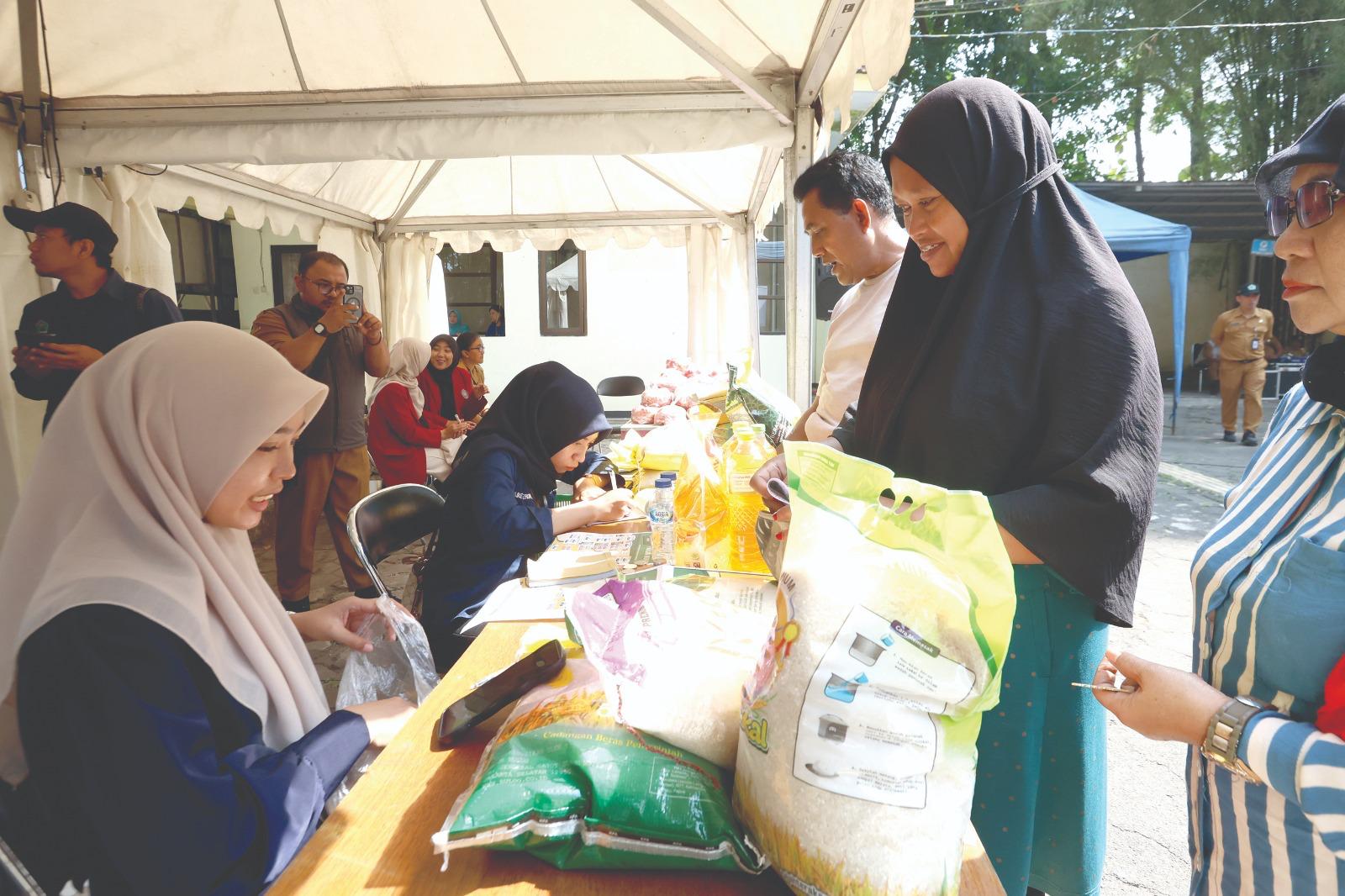 SIAP BERGULIR LAGI: Warga membeli paket sembako murah dalam Gerakan Pangan Murah di Jalan Gajahmada, Klojen, beberapa waktu lalu.