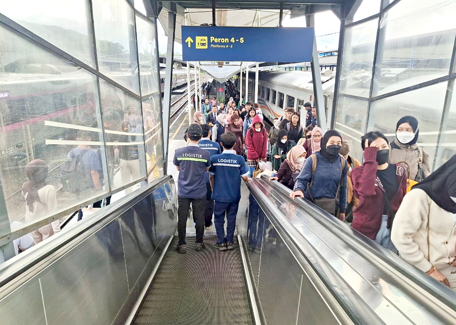 MAKIN DIMINATI: Sejumlah penumpang naik dan turun dari Stasiun Malang, kemarin.