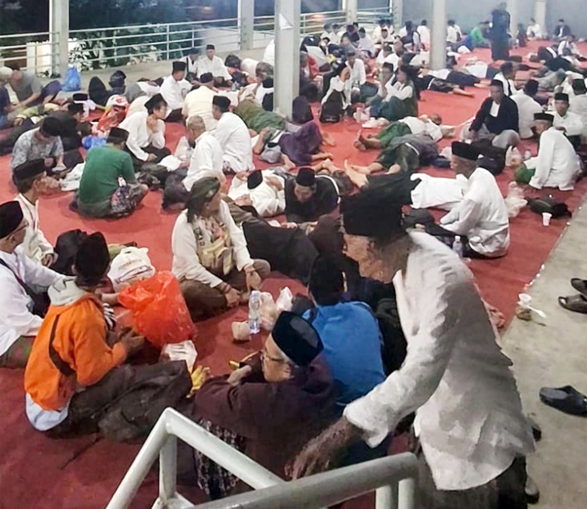 SALING MEMBANTU: Sejumlah jemaah transit dan singgah di Gereja Kristen Indonesia (GKI) Bromo Malang, Sabtu malam (7/2).