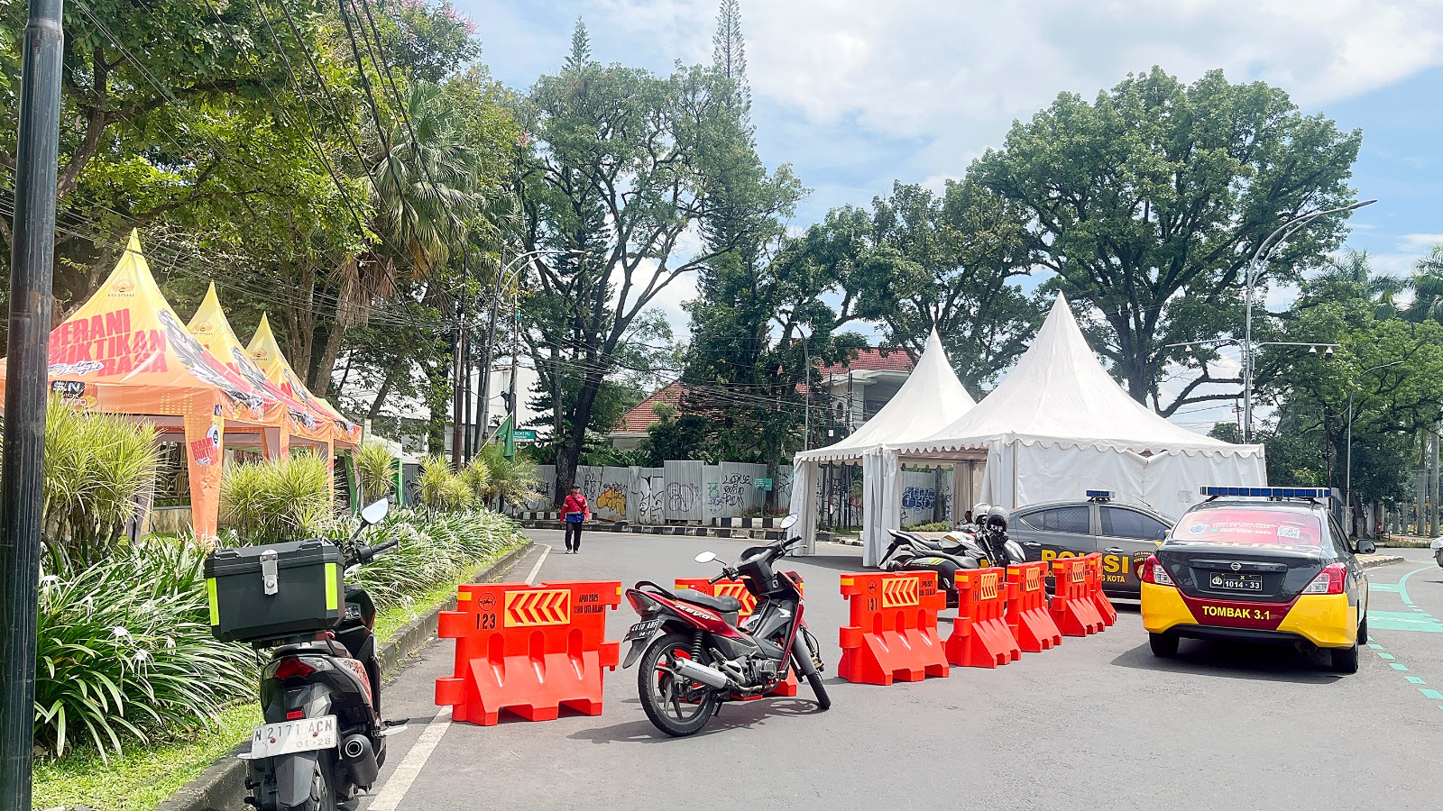 LALIN: Beberapa ruas jalan sudah terpasang water barrier kemarin siang (7/2). Penutupan jalan bersifat kondisional.