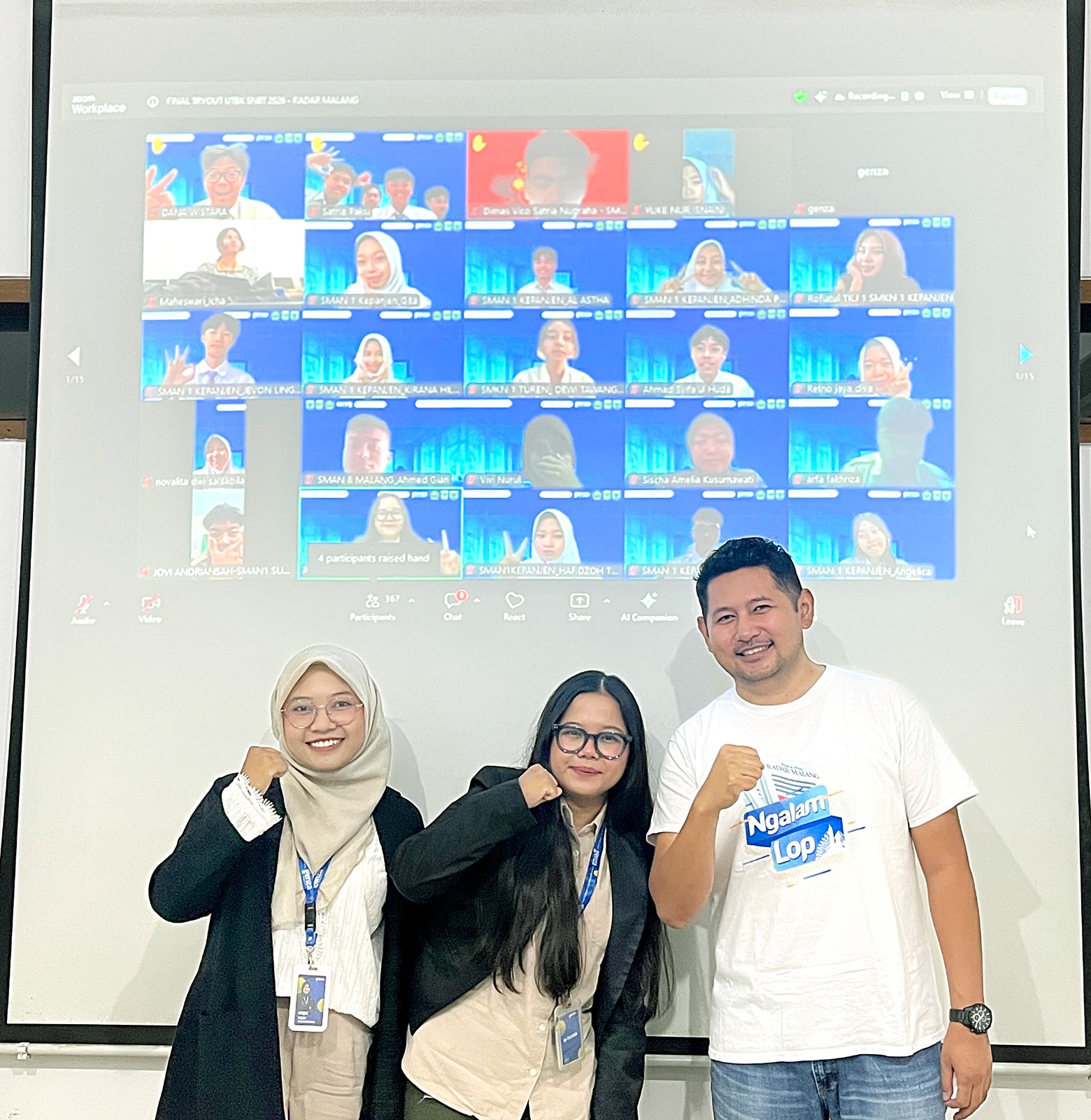SISWA TERBAIK: Marketing komunikasi LBB Genza setelah memantau final tryout SNBT 2026 di kantor Jawa Pos Radar Malang kemarin (7/2).