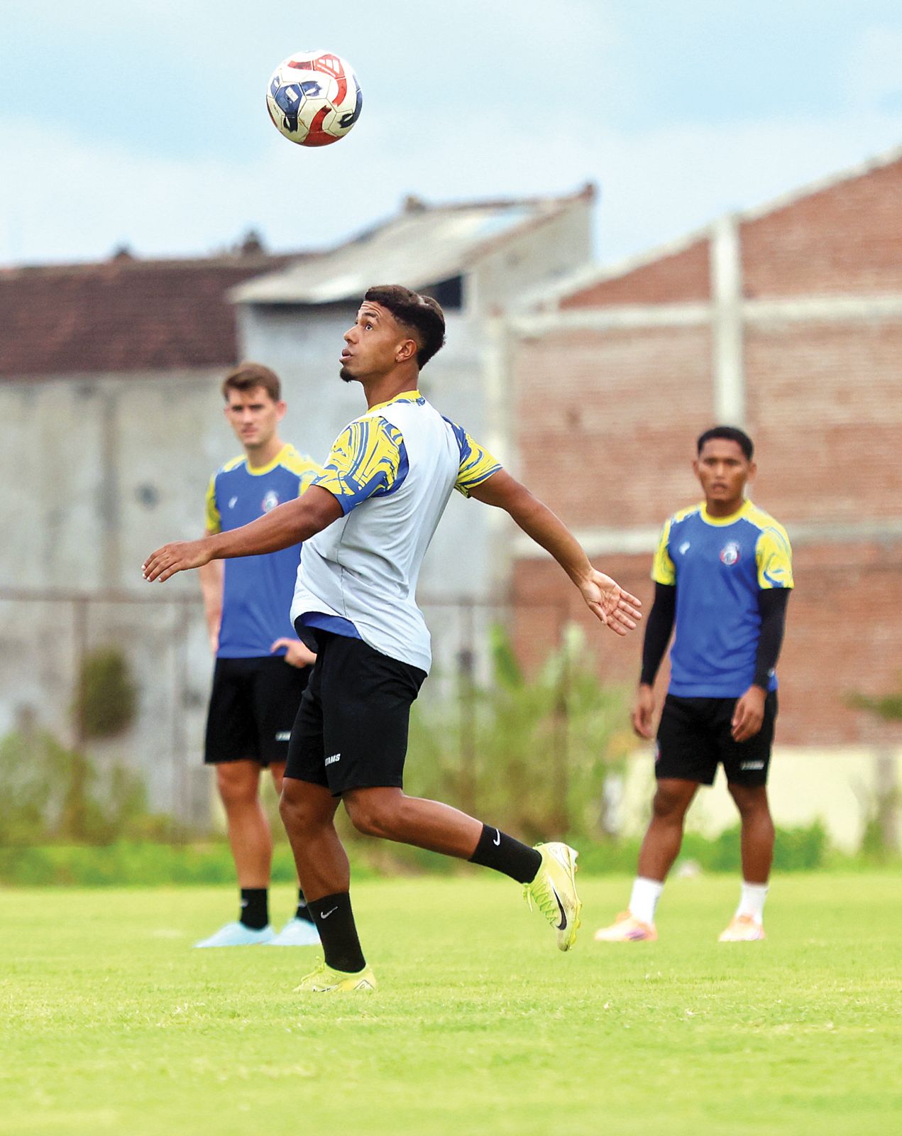TANTANGAN BERAT: Gabriel Silva berusaha mengontrol bola dalam sesi latihan Arema FC di Dreams Football Pitch, beberapa waktu lalu. (DARMONO/RADAR MALANG)