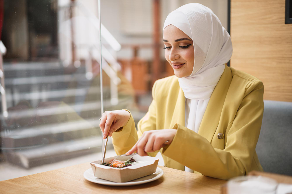 Makan dengan sengaja merupakan salah satu hal yang dapat membatalkan puasa. (freepik/fabrikasimf)