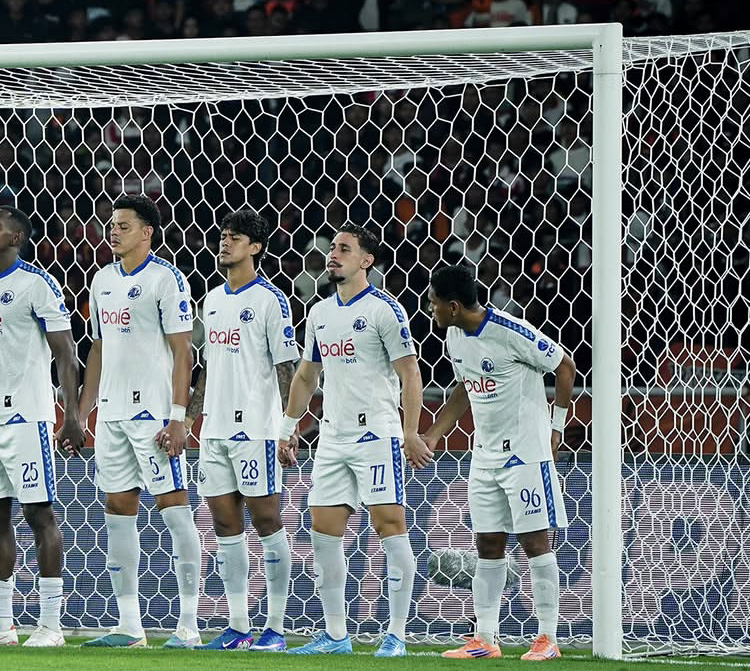 Pemain Arema FC Walisson Maia (dua dari kiri) melakukan doa bersama sebelum laga melawan Persija, Minggu (8/2). (MO Arema FC)