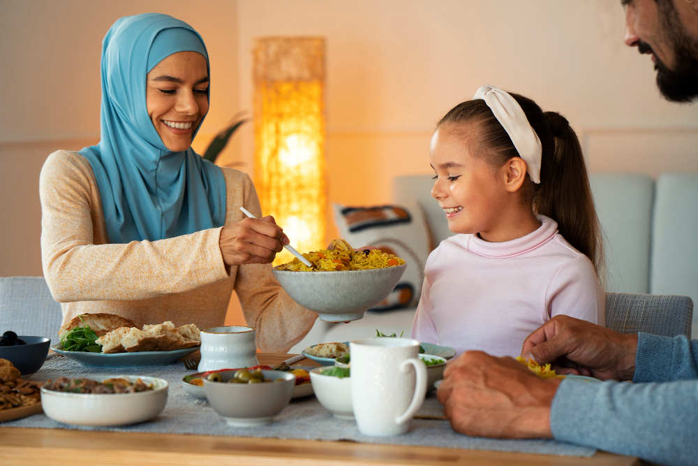 Ilustrasi anak sedang berbuka puasa bersama orang tua. (freepik)
