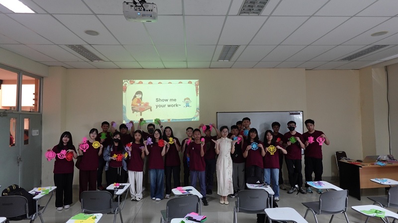 Ma Chung Kenalkan Budaya Tionghoa kepada Siswa-Siswi IPH Schools West Campus