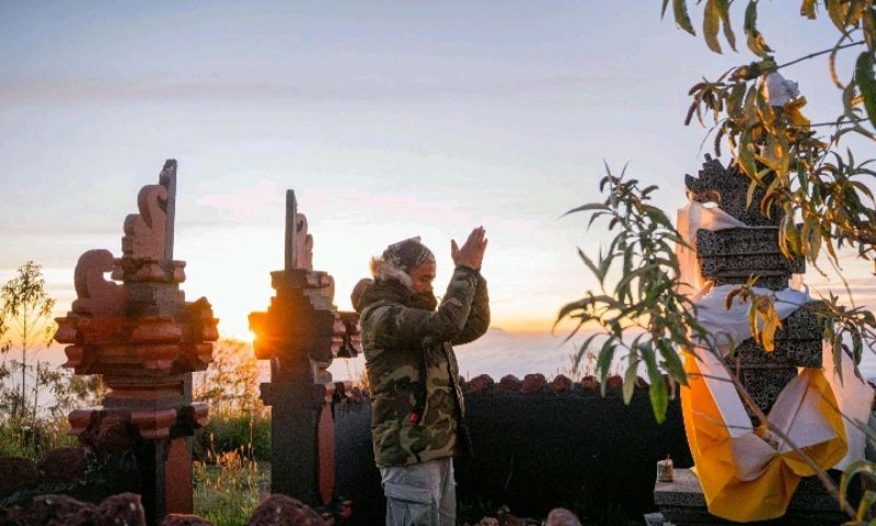 MEMPESONA: Bromo dikenal luas sebagai salah satu destinasi matahari terbit paling ikonik di Jawa Timur.