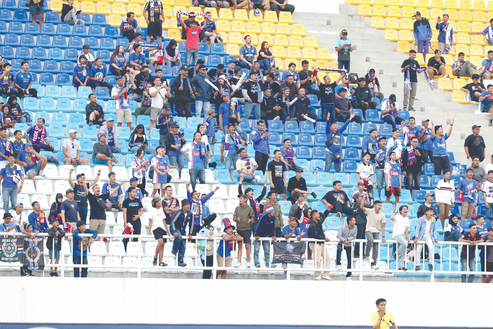 FULL SUPPORT: Aremania memberikan dukungan kepada penggawa Singo Edan dalam laga BRI Super League di Stadion Kanjuruhan. Kemarin, mereka melakukan away tour ke Stadion Utama GBK sejak 7 Februari 2026.