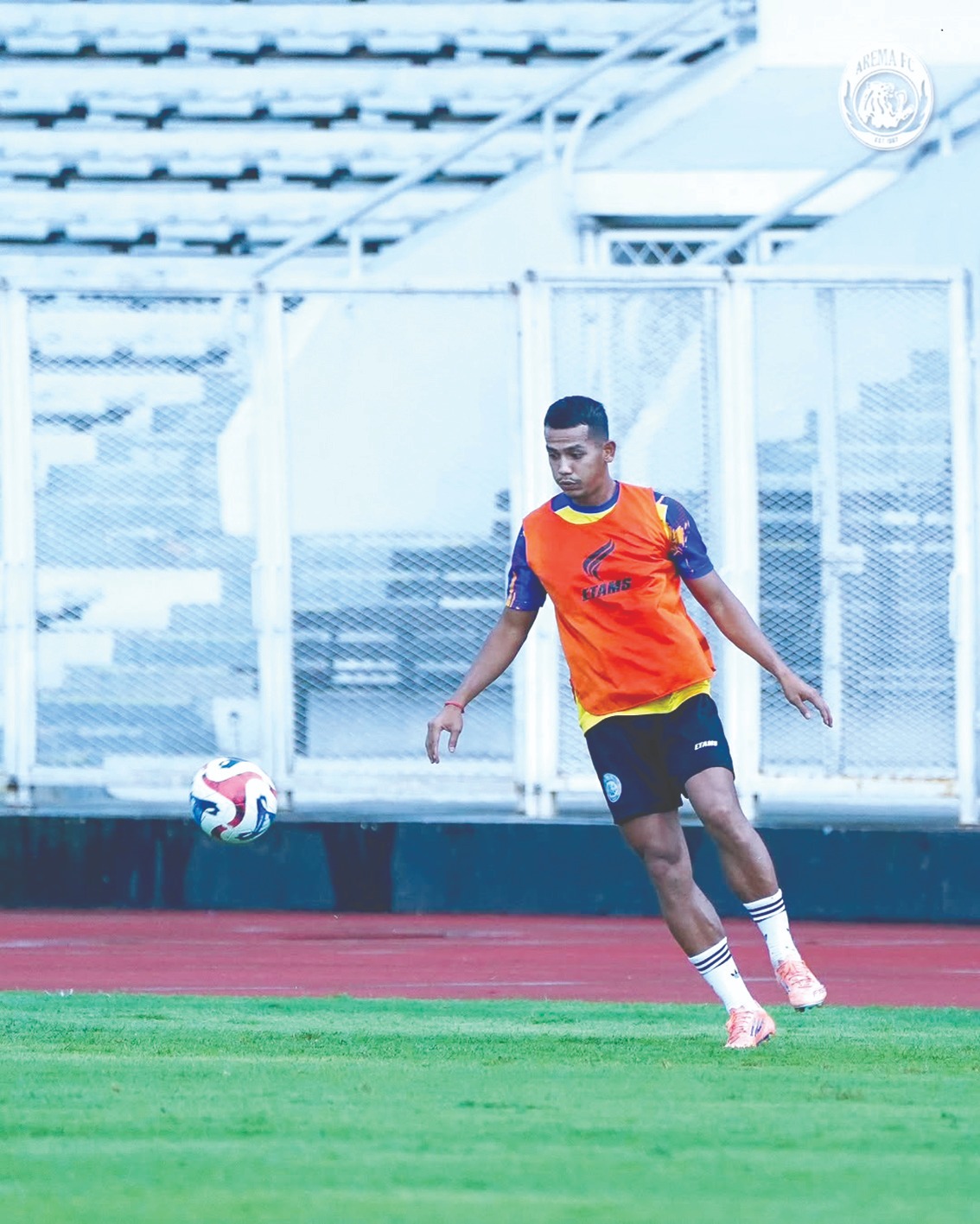 MENAMBAH OPSI: Leo Guntara berusaha mengontrol bola dalam sesi persiapan Arema FC sebelum melawan Persija di Stadion Madya Gelora Bung Karno, Sabtu lalu (7/2).