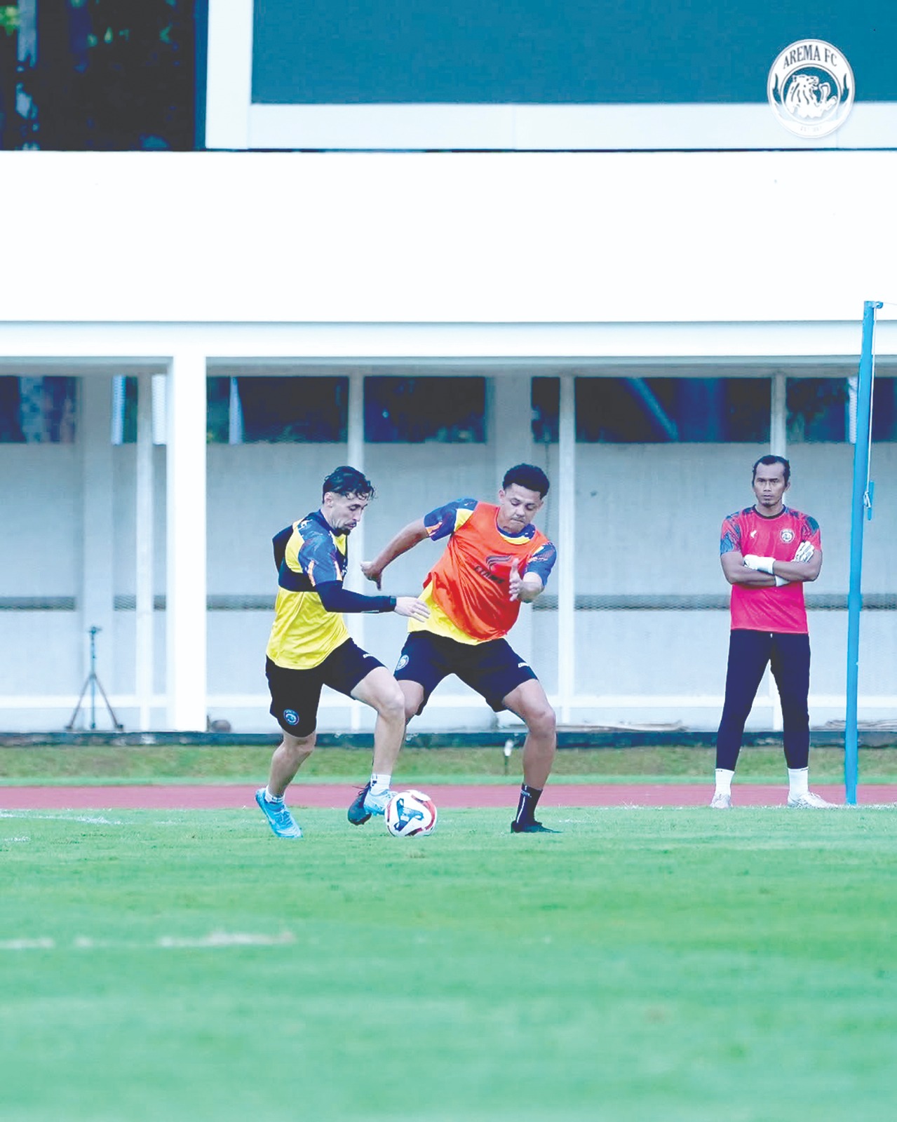 SALING KENAL: Walisson Maia (kanan) berebut bola dengan Gustavo Franca dalam sesi latihan Arema FC di Stadion Madya Gelora Bung Karno.