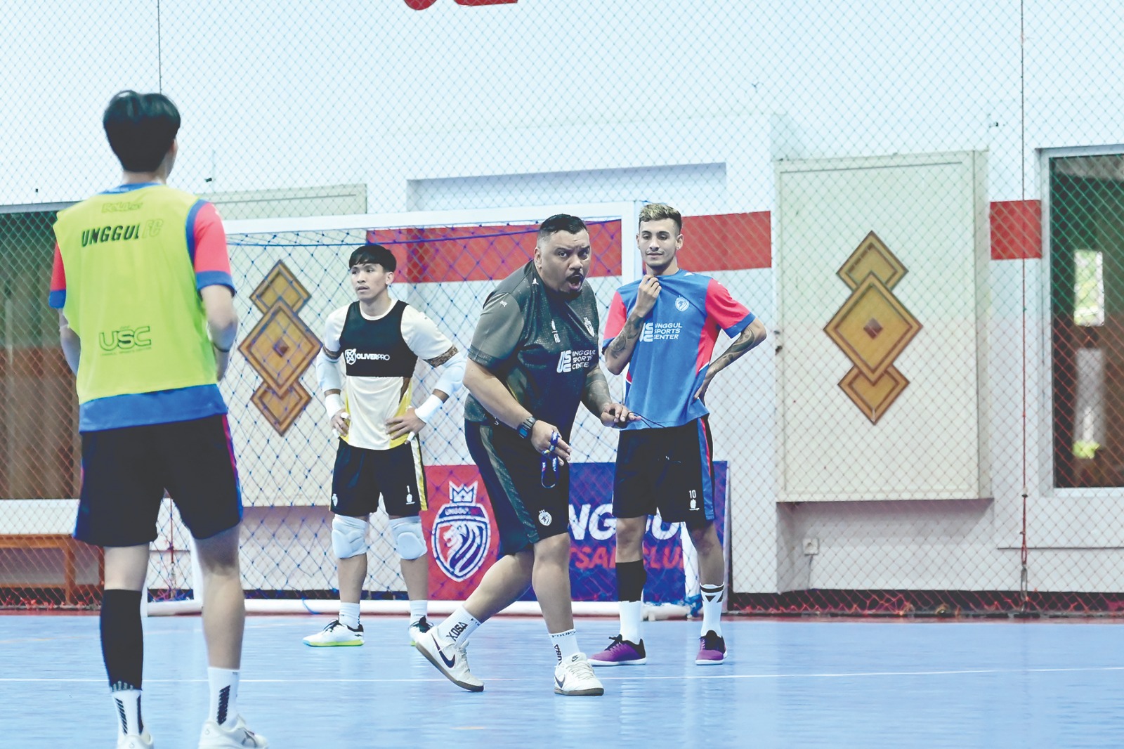PUNYA PR: Pelatih Kepala Unggul FC Malang Andre Brocanelo (tengah) memberikan instruksi dalam sesi latihan di Unggul Sports Center beberapa waktu lalu.
