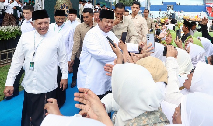 BAWA KABAR BAIK: Presiden Prabowo Subianto menyalami sejumlah jemaah yang hadir dalam Mujahadah Kubro Satu Abad Nahdlatul Ulama (NU) di Stadion Gajayana, kemarin. Darmono/Radar Malang.