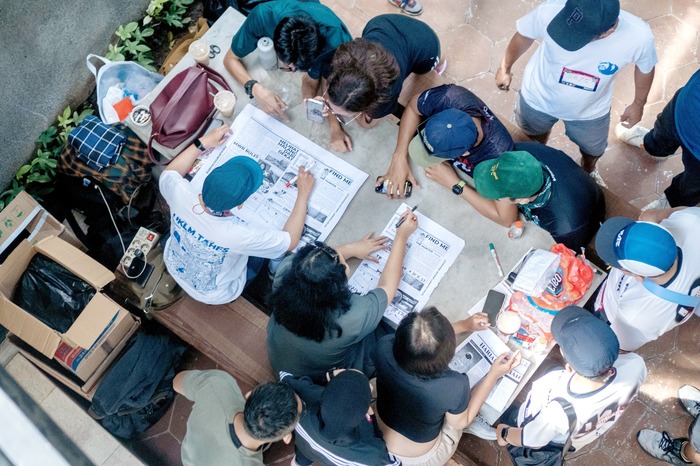 SERU DAN MENANTANG: Peserta Malang Walking Race 2025 membaca petunjuk atau clue yang diberikan panitia di salah satu warung kopi di Kec. Klojen, (21/12/2025). Malang Good Guide For Radar Malang.