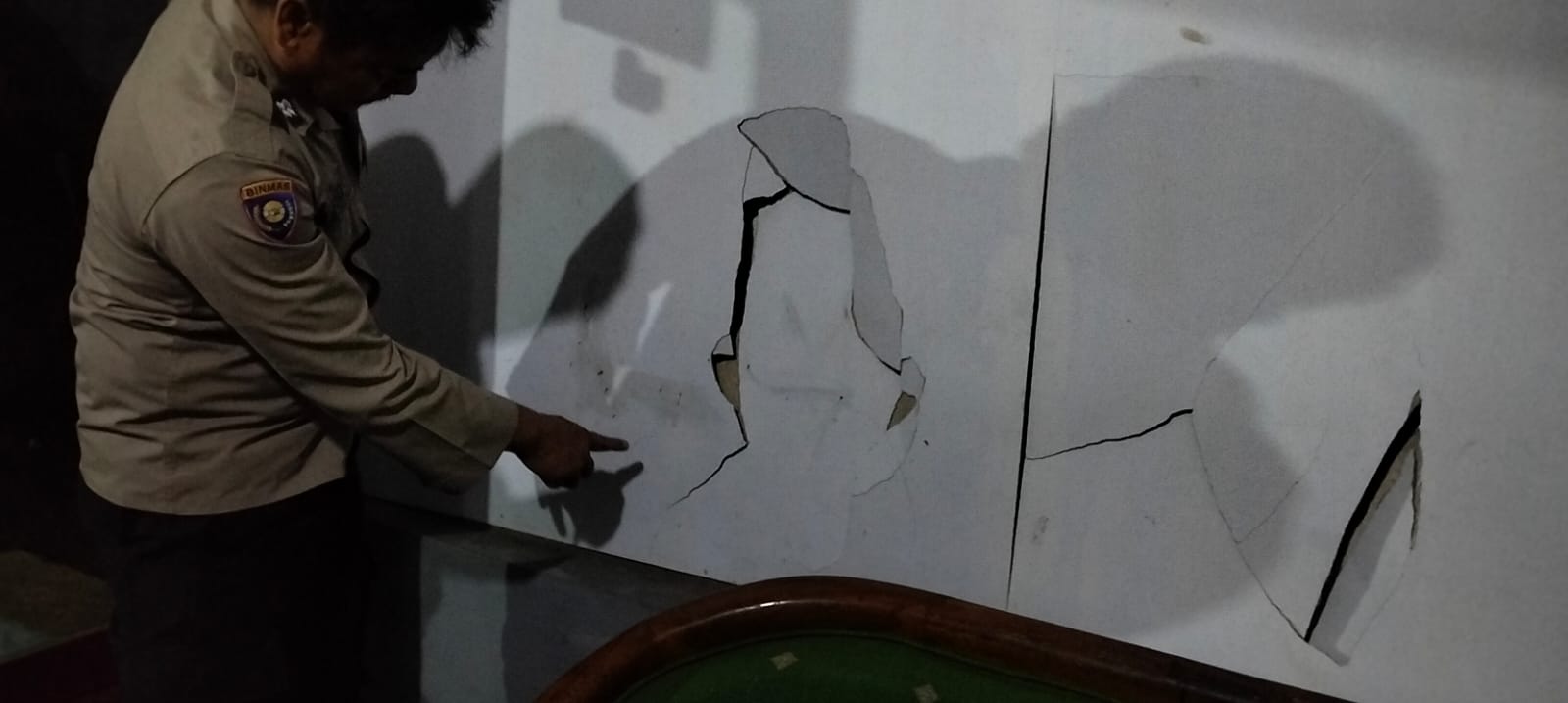Polisi melakukan olah TKP pembacokan warga Ganjaran, Gondanglegi. (Humas Polres Malang)
