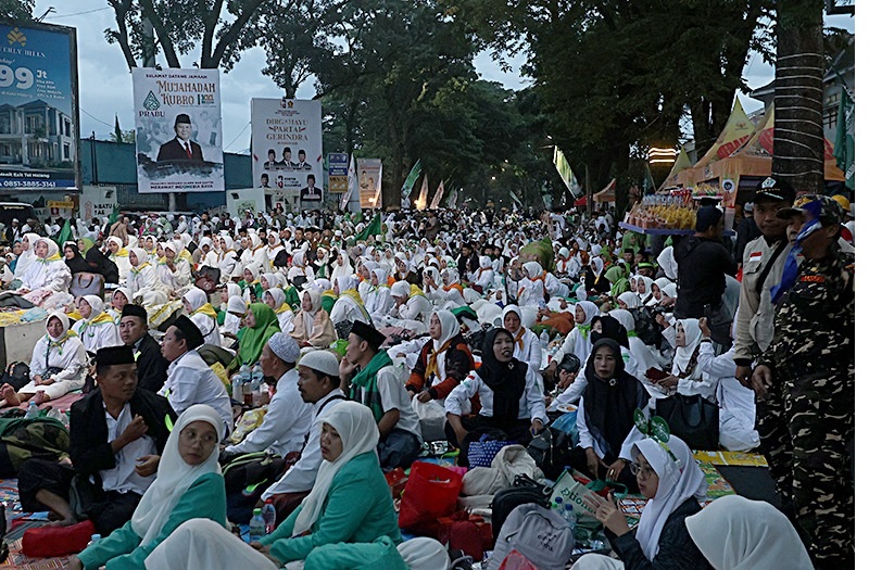 ANIMO TINGGI: Jamaah Harlah 1 Abad NU memadati kawasan Stadion Gajayana pada Minggu (8/2) pagi. DPRD Kota Malang mendorong Pemkot Malang mengembangkan potensi wisata religi.