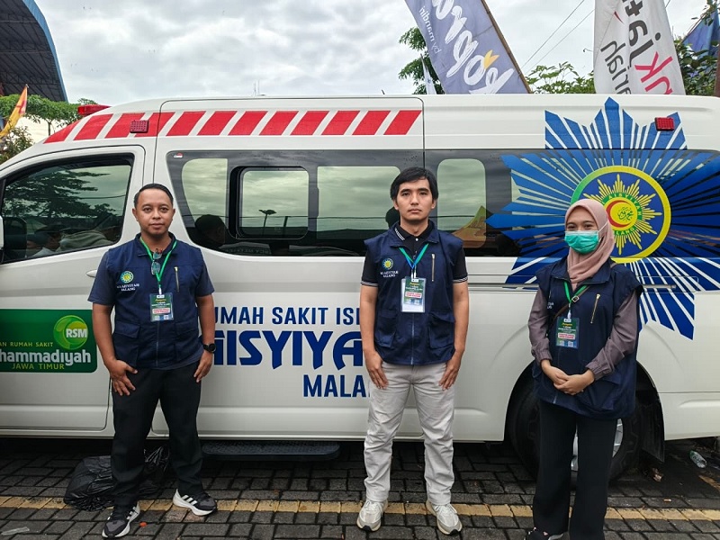 BERSINERGI: Tim medis dari RSI Aisyiyah bertugas dalam Mujahadah Kubro Satu Abad NU yang berlangsung di Stadion Gajayana pada 7&ndash;8 Februari.