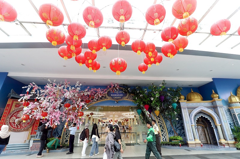 PUSAT PERBELANJAAN: Pengunjung Malang Town Square masuk lewat pintu utama yang berhias ornamen Imlek.