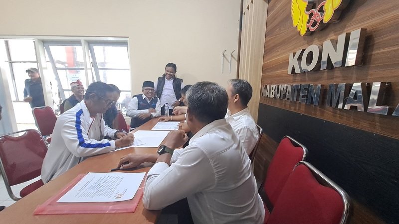 PENDA FTAR PERTAMA: Ketua DPRD Kabupaten Malang Darmadi (kiri) menjadi salah satu kandidat dalam bursa Ketua KONI.