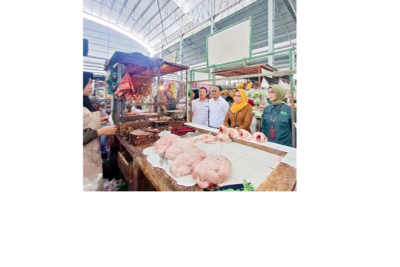 KOMODITAS: Tim satgas Bapanas melakukan pengecekan harga komoditas di Pasar Bunulrejo kemarin (9/2).