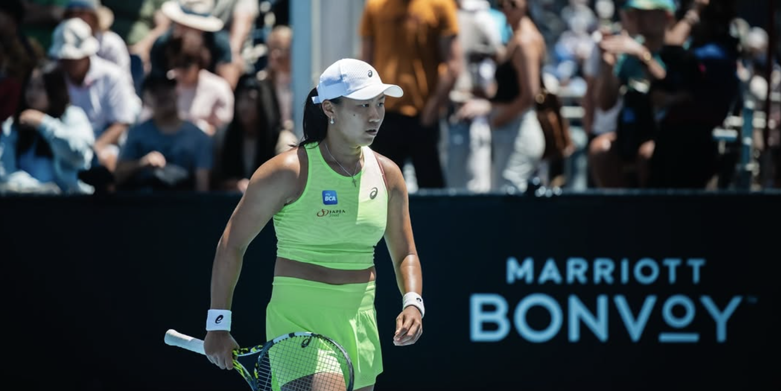 DOMINASI LAPANGAN: Petenis tunggal putri Indonesia, Janice Tjen, mencetak poin krusial dalam laga babak pertama WTA 1000 Qatar Open 2026. (Instagram @janicetjen)
