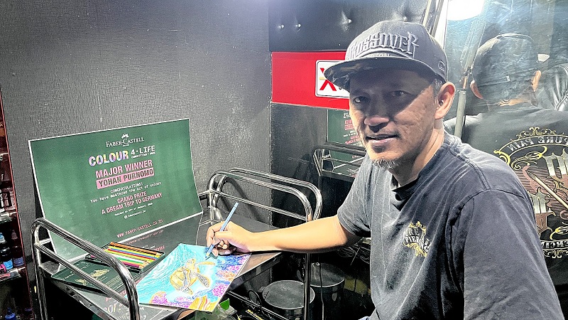 KREATIF: Yohan Purnomo menunjukkan karya lukisan penyu yang mengantarkannya menjadi juara kompetisi seni tingkat Asia-Pasifik kemarin.