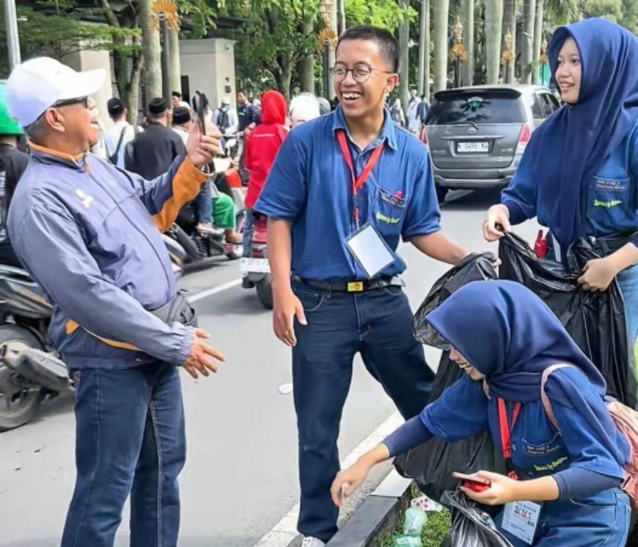 PEDULI: Relawan muda SMK PGRI 3 Malang memunguti sampah di trotoar dan taman, membersihkan taman dari botol plastik dan gelas bekas minuman, hingga mengangkut kantong-kantong sampah.