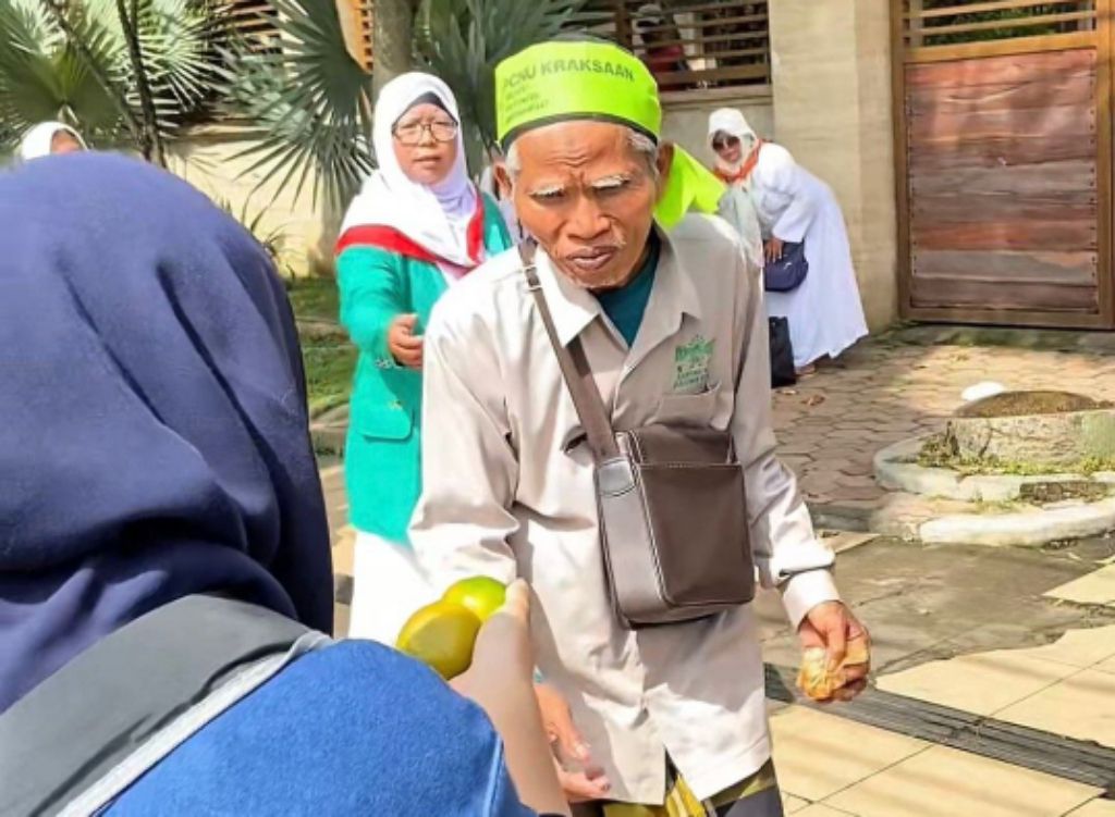 BERBAGI: Mengenakan seragam biru khas sekolah, sebanyak 12 siswa SMK PGRI 3 Malang terlihat aktif menjalankan berbagai tugas sosial.
