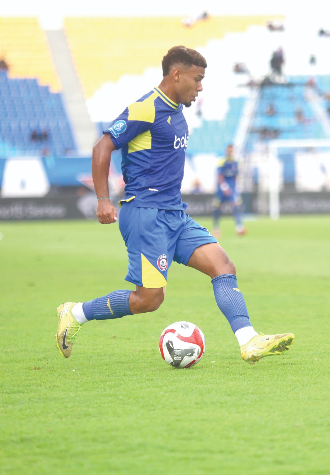 CATAT REKOR KHUSUS: Gabriel Silva menggiring bola dalam laga BRI Super League di Stadion Kanjuruhan, beberapa waktu lalu.