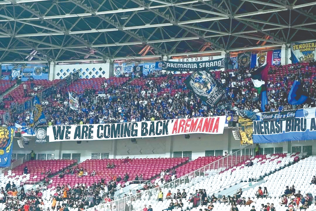 HARMONIS: Aremania memberikan dukungan langsung kepada Arema FC di Stadion Utama Gelora Bung Karno dalam laga BRI Super League, pekan ke-20, Minggu lalu (8/2).