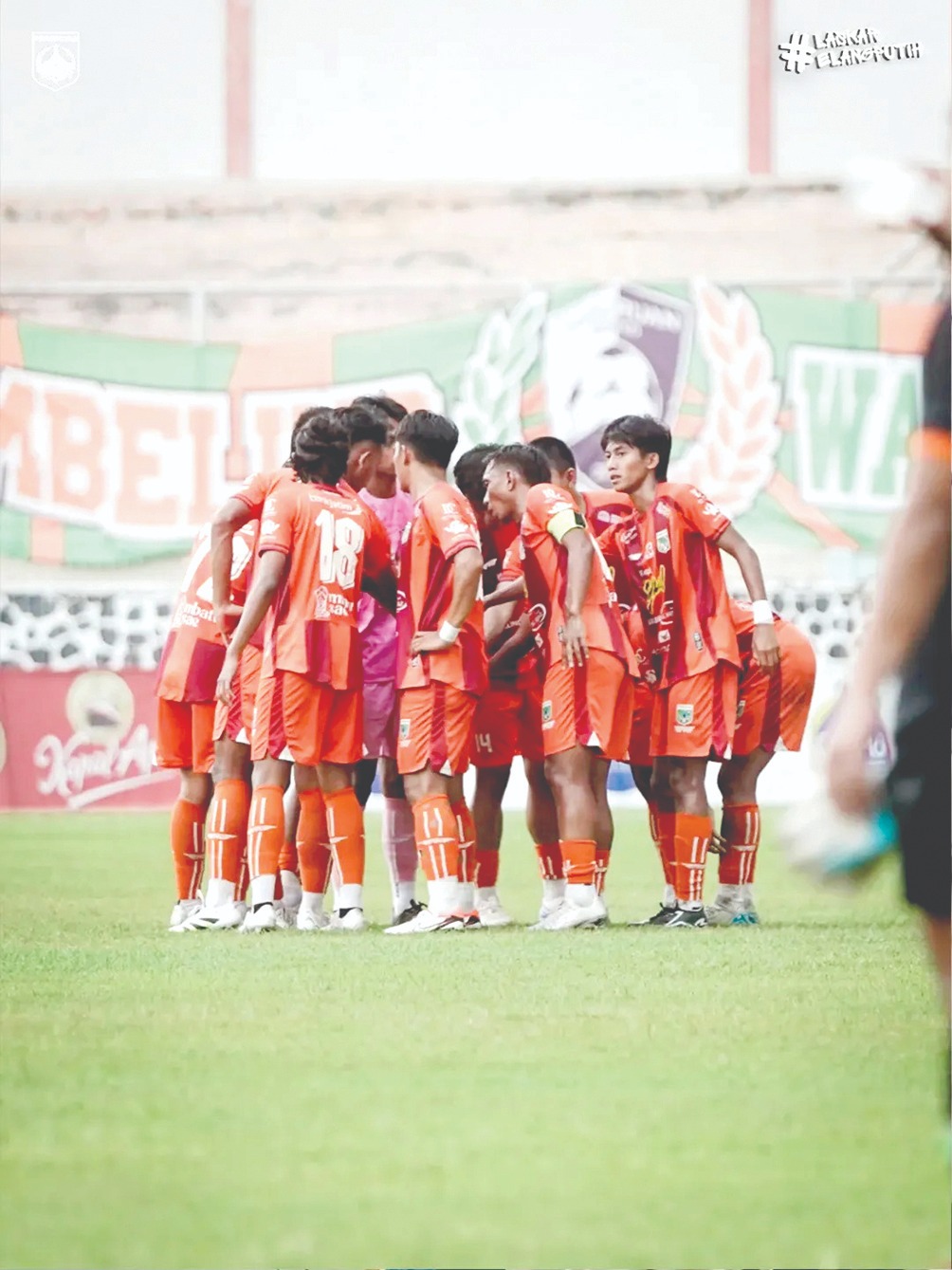 TUNGGU KEPASTIAN: Pemain Persikoba Batu berdoa bersama sebelum melawan Pasuruan United dalam laga Liga 4 Regional Jatim di Stadion R. Soedarsono Bangil, pekan lalu.
