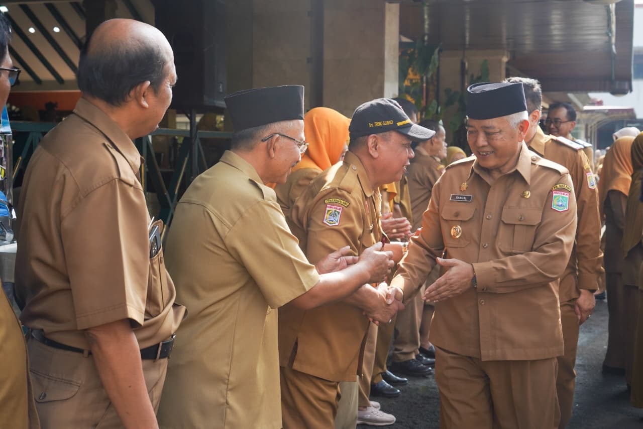 BENTUK TERIMA KASIH: Bupati Malang H M Sanusi (kanan) menyalami ASN yang memasuki masa pensiun, kemarin (9/2).