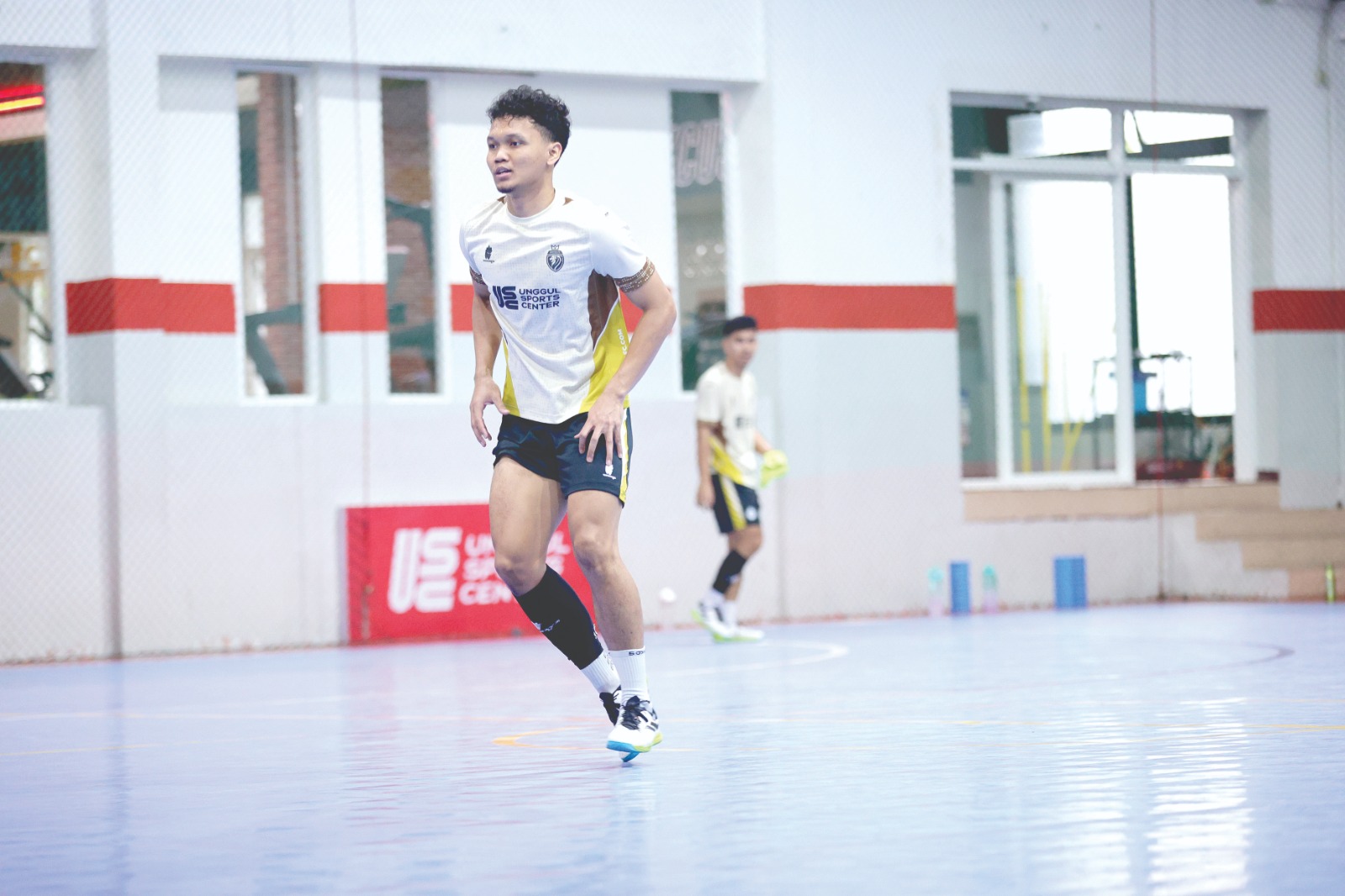 TAMBAH KEKUATAN: Rekrutan anyar Unggul FC Malang Bayu Bagaskoro menjalani sesi latihan bersama tim di Unggul Sports Center, kemarin.