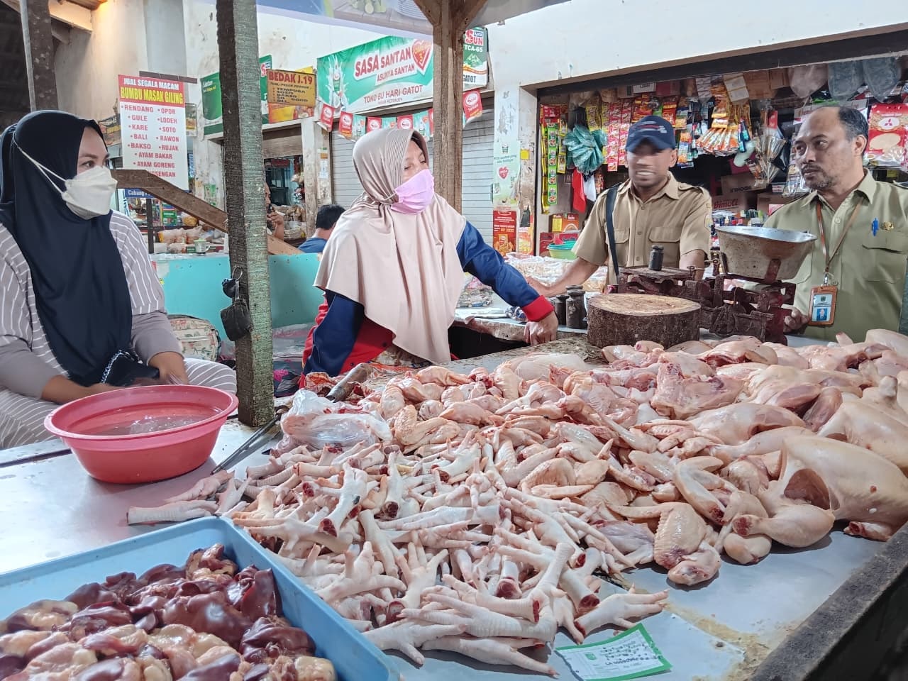 MULAI MAHAL: Tim gabungan dari Pemkab Malang, Polres Malang, dan Bapanas RI meninjau salah satu penjual ayam ras di Pasar Kepanjen, kemarin (9/2).