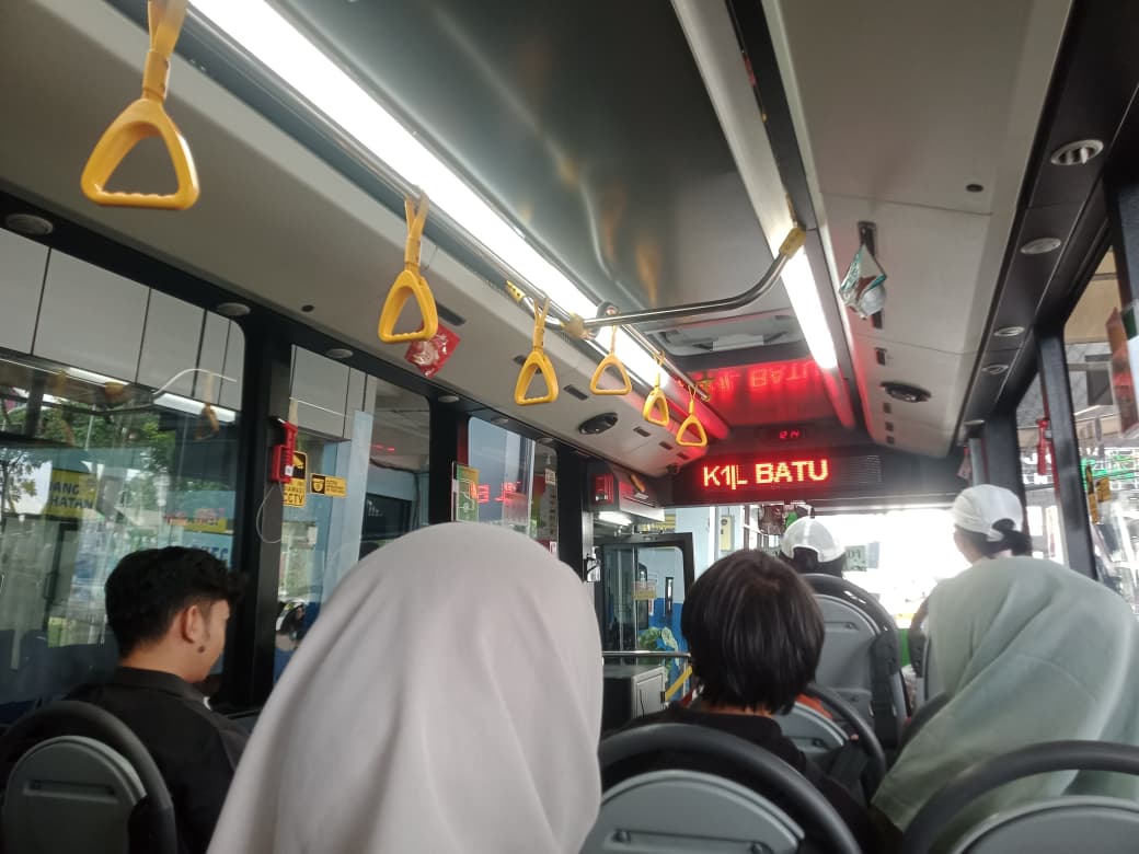 Nyaman, aman, dan terjangkau. Bus Trans Jatim jadi pilihan transportasi warga Malang Raya dengan tarif mulai Rp2.500. Selasa 10/02/2026