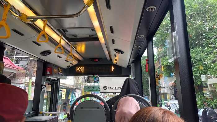 Potret situasi di dalam bus Trans Jatim pada Selasa (10/2). Radar Malang/Marsha Nathaniela.