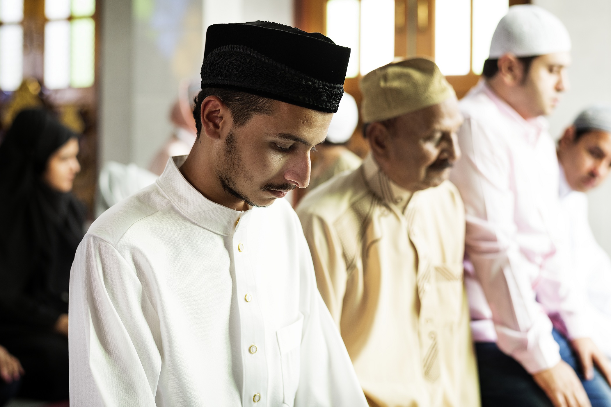 Orang melakukan salat jamaah di masjid. (Freepik)
