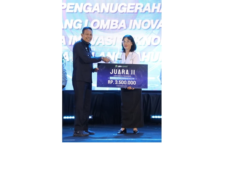 MEMBANGGAKAN: Kepala SDN Kebonsari 1 Wiwik Sinuwati menerima penghargaan Inovasi Award 2025 dari Wali Kota Malang Wahyu Hidayat pada November lalu.
