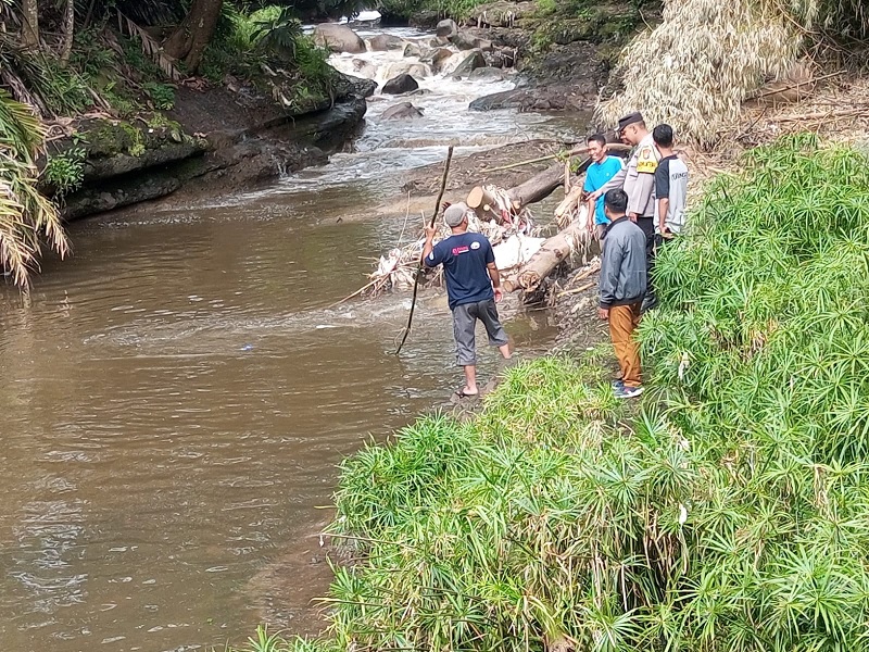 LANGSUNG DITEMUKAN: Penyisiran sungai di Dusun Watugel, Desa Mulyoarjo, Lawang langsung dilakukan warga sesaat setelah ada kabar lansia hanyut.