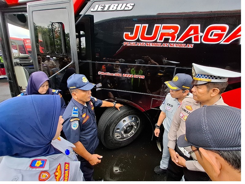 PASTIKAN AMAN: Petugas gabungan dari Satlantas Polres Malang dan Dishub Kabupaten Malang melakukan ramcek dadakan di garasi PO Juragan 99 Trans di Jalan Komodor Abdulrachman Saleh, Pakis, kemarin