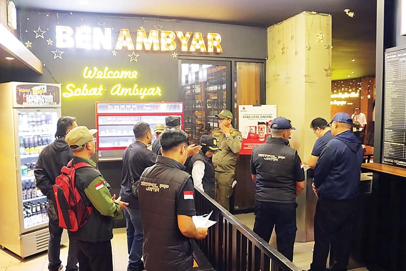 PENGECEKAN: Personel gabungan melakukan pemeriksaan di salah satu tempat rekreasi hiburan umum, Jalan Jenderal Basuki Rahmat kemarin.