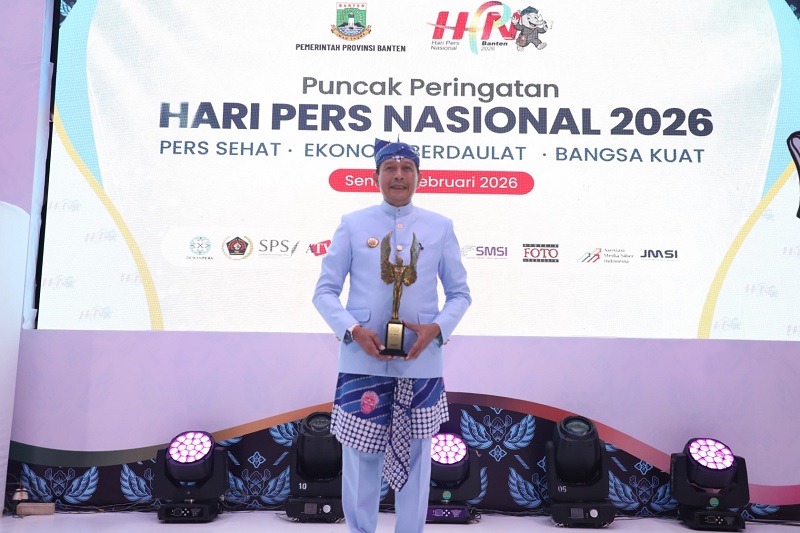 PRES TASI NASIO NAL: Wali Kota Malang Wahyu Hidayat menerima anugerah budaya dari PWI Pusat, Senin (9/2).