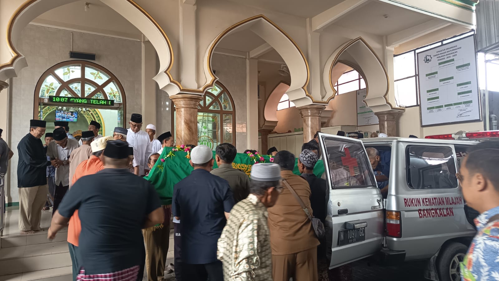 Rekan dekat, keluarga, dan tetangga mengantarkan mendiang Azfar Burhan ke pemakaman setelah disalatkan di Masjid Baiturrachim Perumda Bangkalan kemarin. (Zeinal Abidin/Radar Madura)