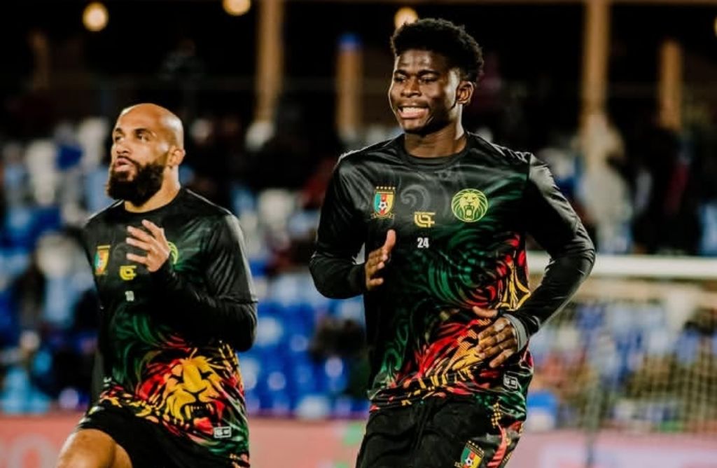 PETARUNG: Carlos Baleba (kanan) saat berlatih bersama Bryan Mbuemo di Timnas Kamerun.